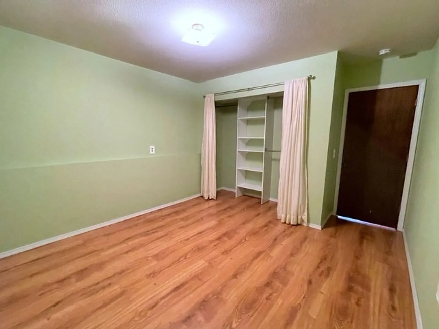East Anchorage Four Bedroom Home with Bonus/Family Room, Fireplace, and Attached Garage — Photo 4