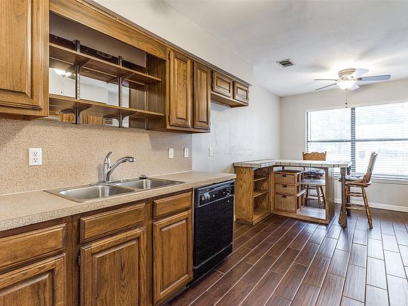 4th image of 804 Dogwood Dr