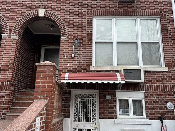 2147 45th St, Astoria, NY 11105