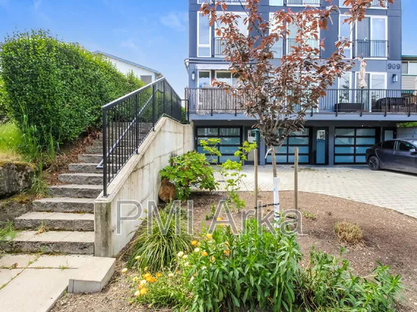 909 28th Ave S Unit C, Seattle, WA 98144