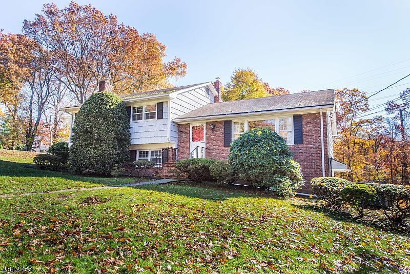 1st image of 8 Eton Dr