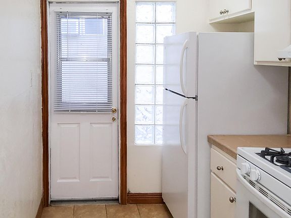 3rd image of 568 1/2 N Kingsley Dr