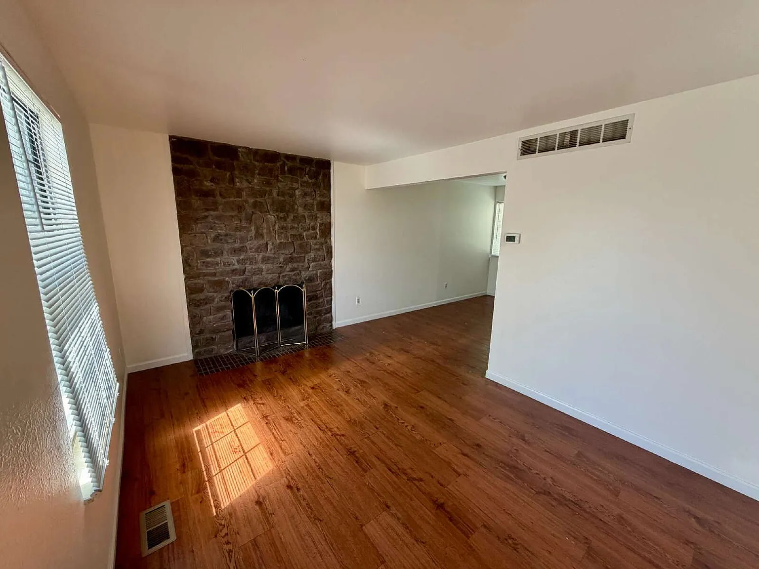 3 bed, 2.0 bath, 1700 sqft, $2,400 — Photo 2