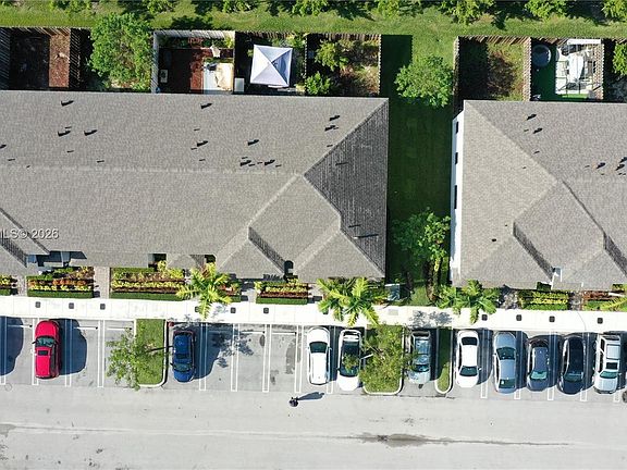 4th image of 438 NE 12th St