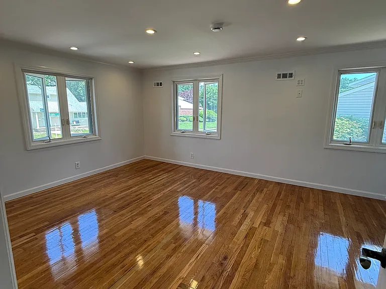 48 Robin Ln — Photo 3