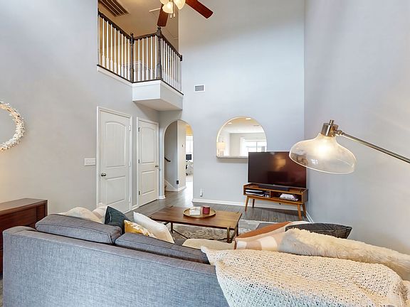 3rd image of 922 Dahlia Dr