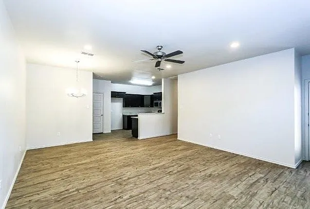 3 bed, 2.0 bath, 1424 sqft, $1,550 — Photo 3