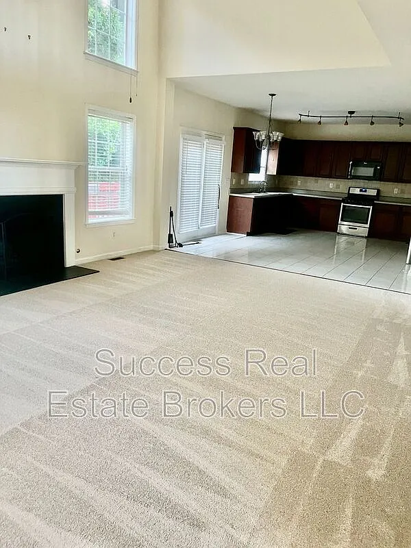 4 bed, 2.5 bath, 3408 sqft, $2,750 — Photo 4