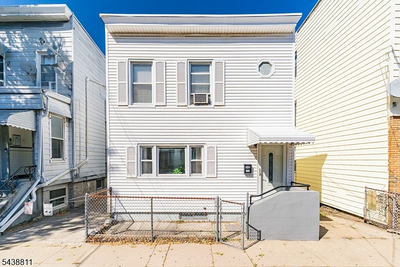 1st image of 164 Hopkins Ave