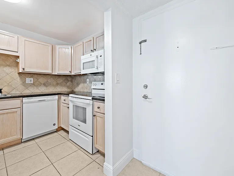 140 Lakeview Dr #103 — Photo 4