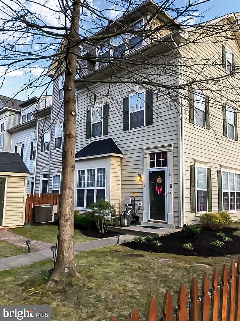 3 bed, 1591 sqft, $2,500 — Photo 1