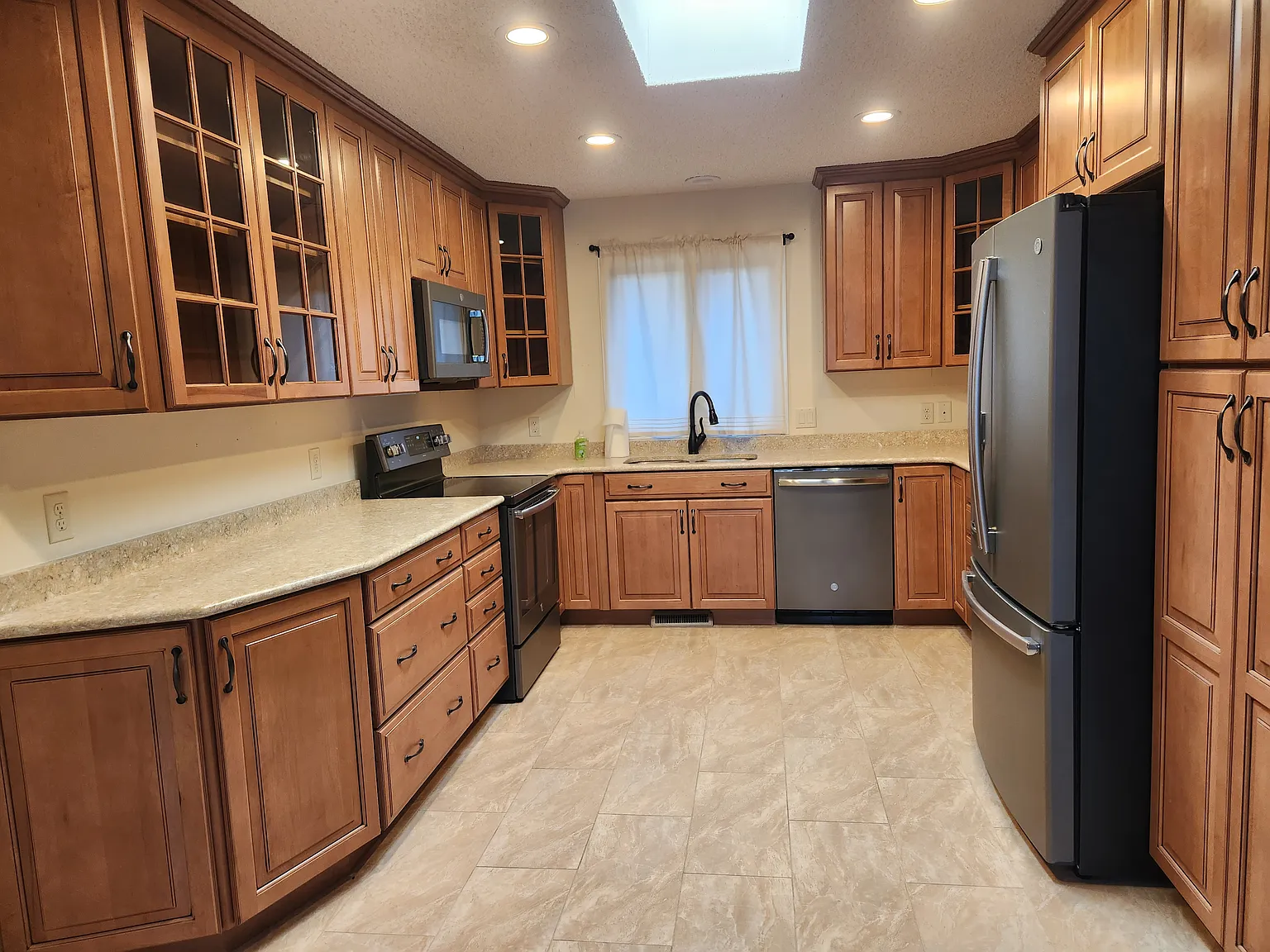 2 bed, 2.5 bath, 2380 sqft, $2,900 — Photo 3