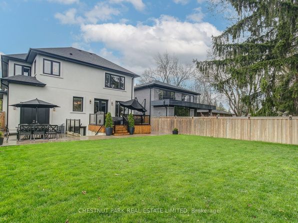 22 Lesmar Dr #W08, Toronto, ON M9B 2V1