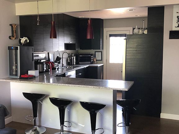 Kitchen and peninsula (bar stools optional included in price)