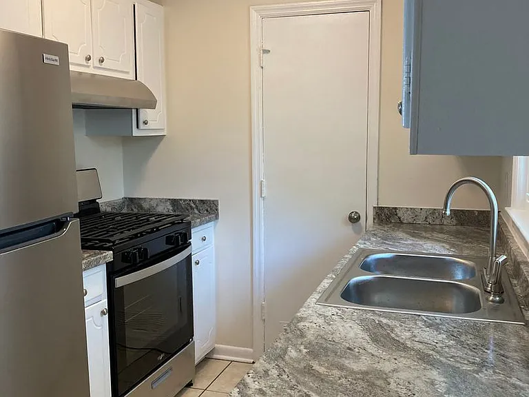 2913 Monroe Dr — Photo 4