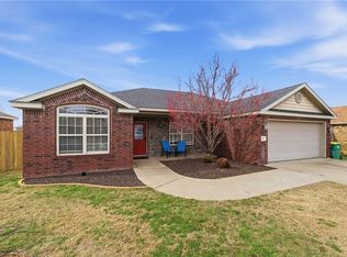 677 Olivia Ln, Centerton, AR 72719