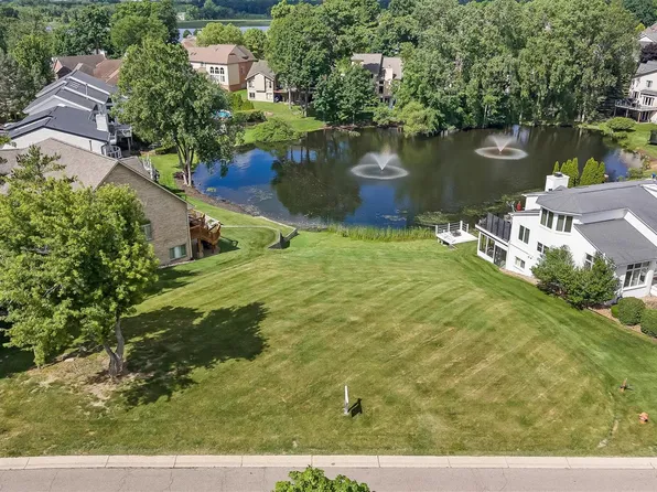 1062 Forest Bay Dr, Waterford, MI 48328