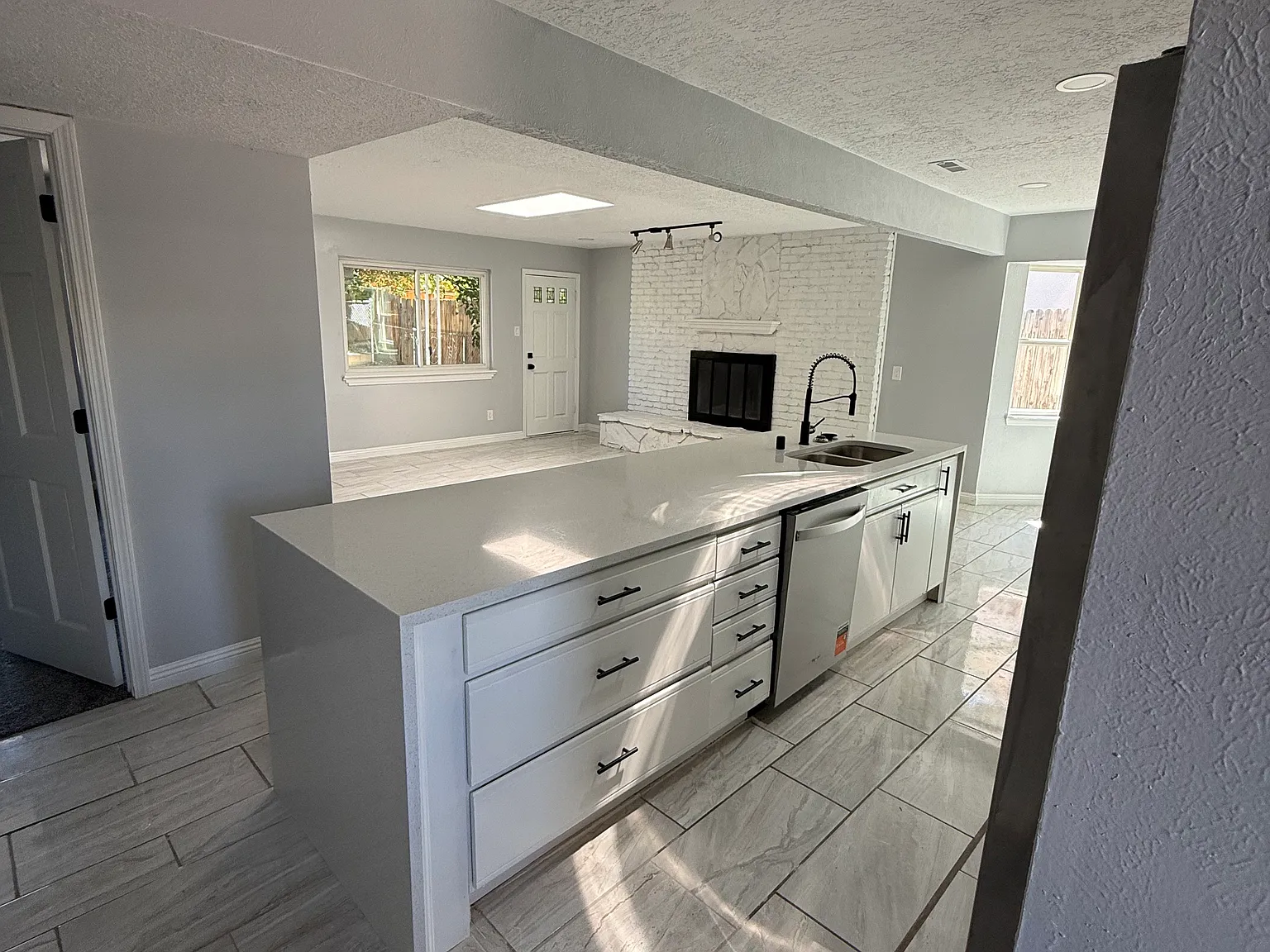 4 bed, 1423 sqft, $2,600 — Photo 2