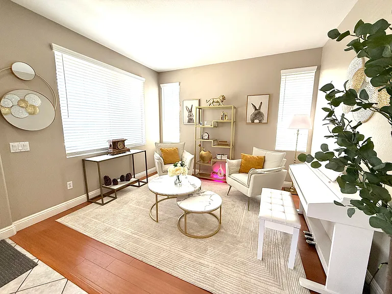 2527 Aurora Ln — Photo 2