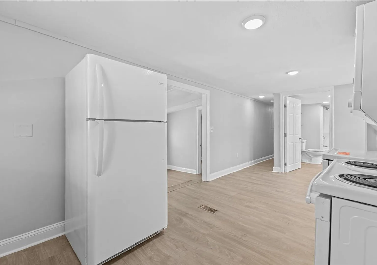 Newly Renovated 3 bedroom home in Burlington — Photo 2