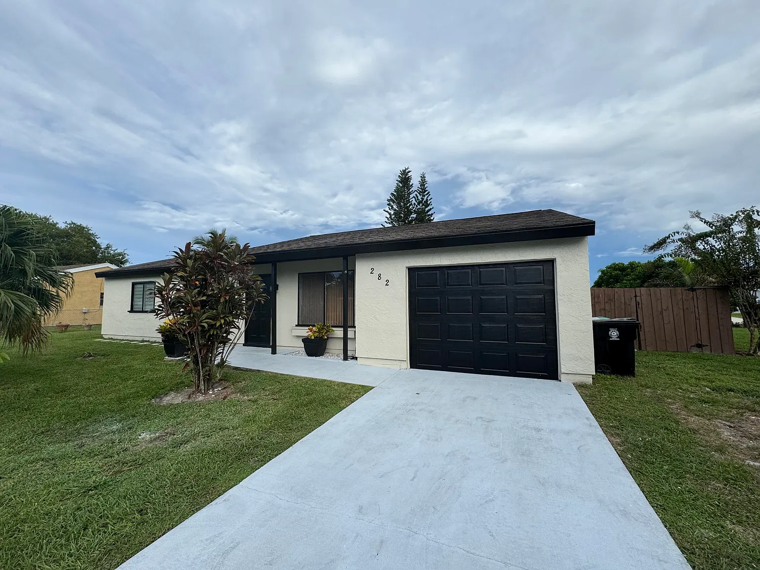 3 bed, 2.0 bath, 1176 sqft, $2,350 — Photo 2