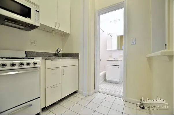 Rented by Manhattan Realty Group | media 8