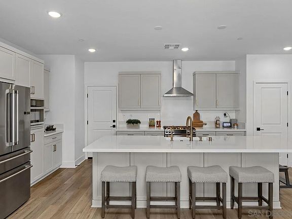 4th image of 712 Meadowood St