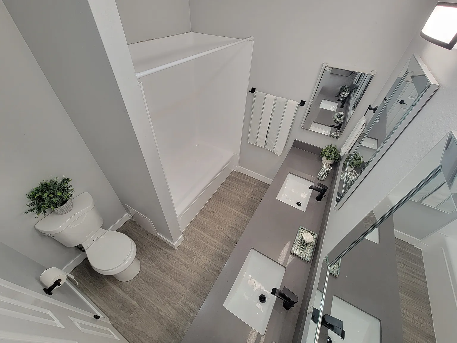 Marquis Apartments — Photo 2