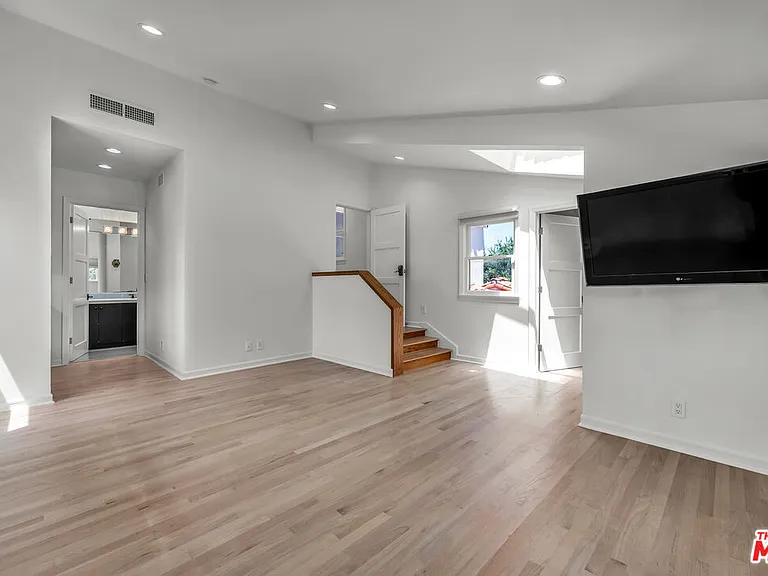 1521 Midvale Ave — Photo 39