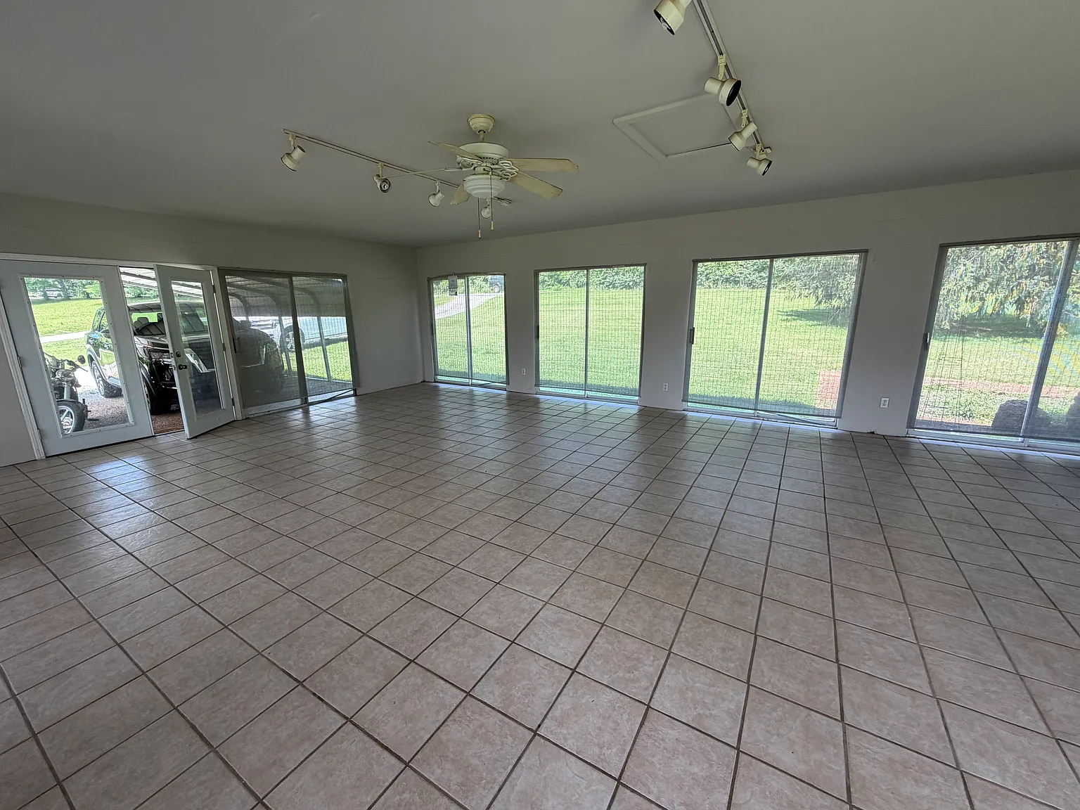 3 bed, 1.5 bath, 2502 sqft, $1,900 — Photo 3
