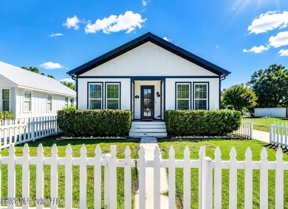 3 bed, 2.0 bath, 2000 sqft, $2,990 — Photo 1