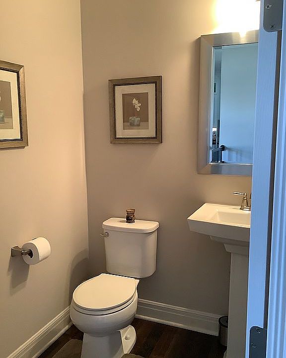 Main floor 1/2 bath