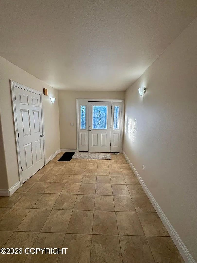 Stunning home in Goldenview — Photo 3