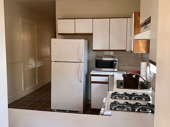 3rd image of 3746 N Lakewood Ave #1