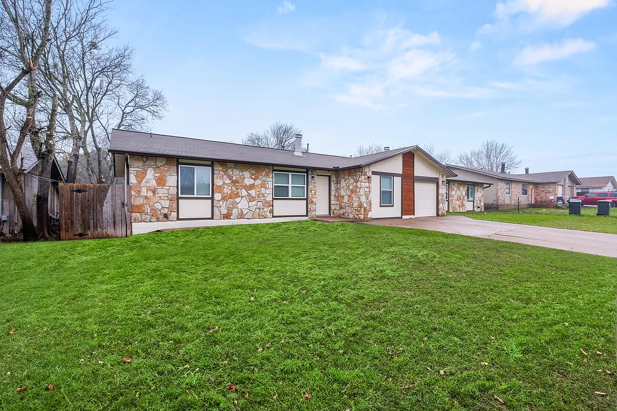 Building Photo - 10511 Man O War Ave #A