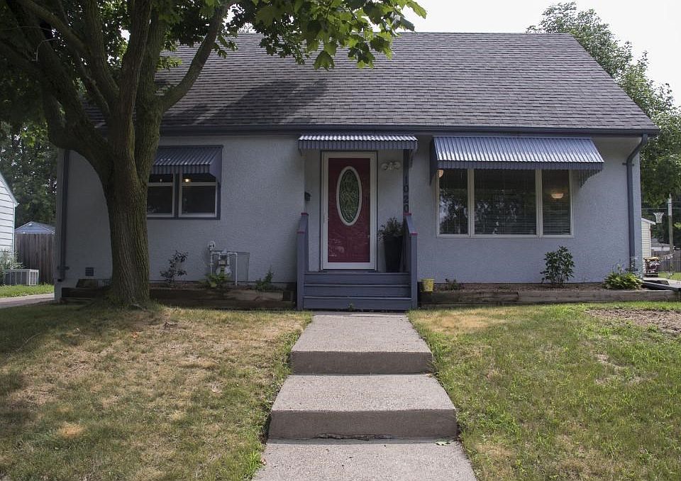 Located in a great neighborhood close to parks and public transportation
