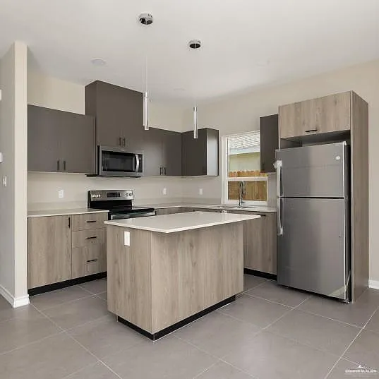 3 bed, 2.0 bath, 1050 sqft, $1,300 — Photo 3