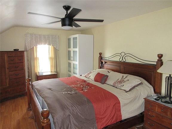 5th image of 739 Massachusetts St
