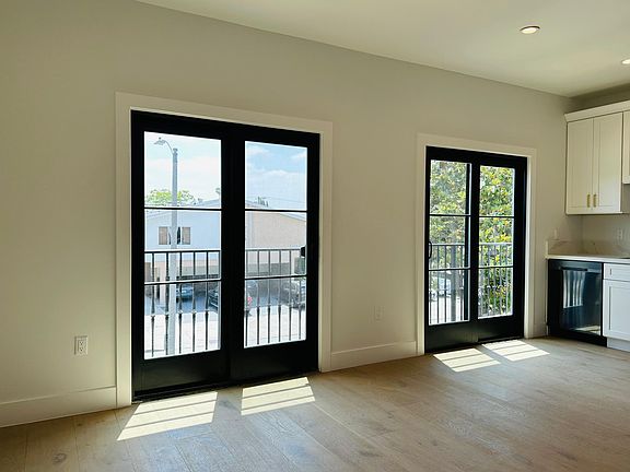 4th image of 1105 S Sherbourne Dr #4