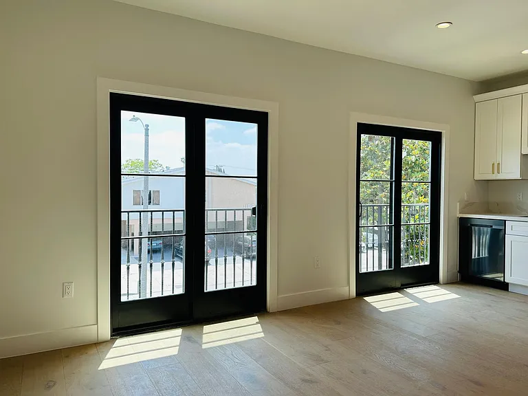 1105 S Sherbourne Dr #4 — Photo 4