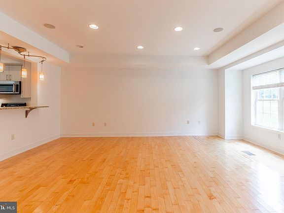 5th image of 688B Oakwood Ave