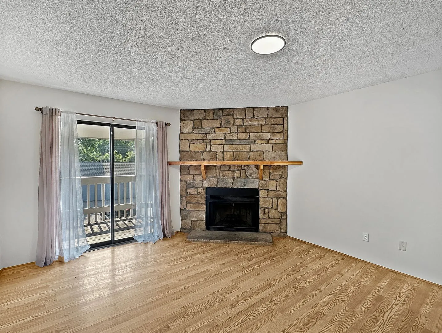 Charming 2-Bedroom Condo in Prime Location - Woodside Village — Photo 3