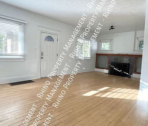 4th image of 2259 S Green St
