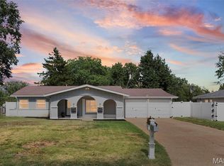 711 Caspian Ln, Saint Louis, MO 63125