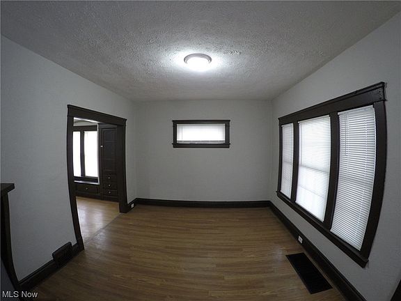 4th image of 839 E 131st St