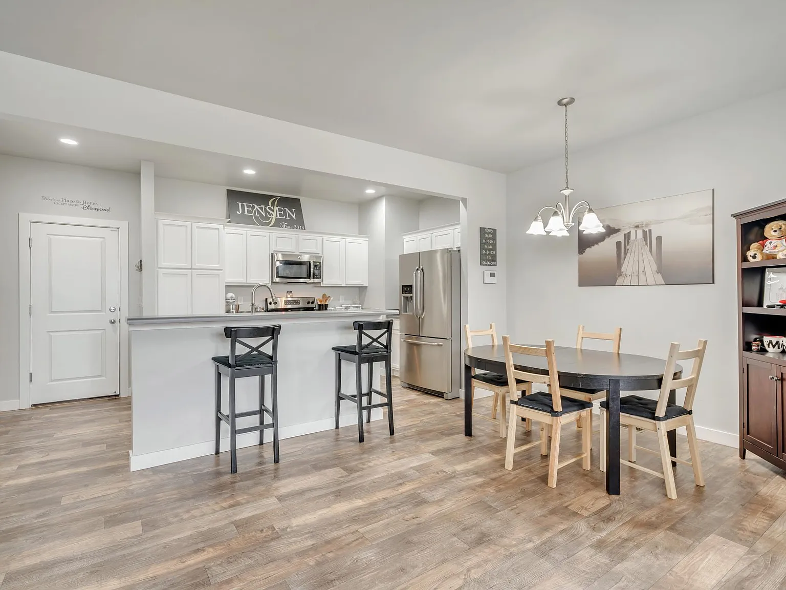 2 bed, 2.5 bath, 2250 sqft, $2,200 — Photo 3