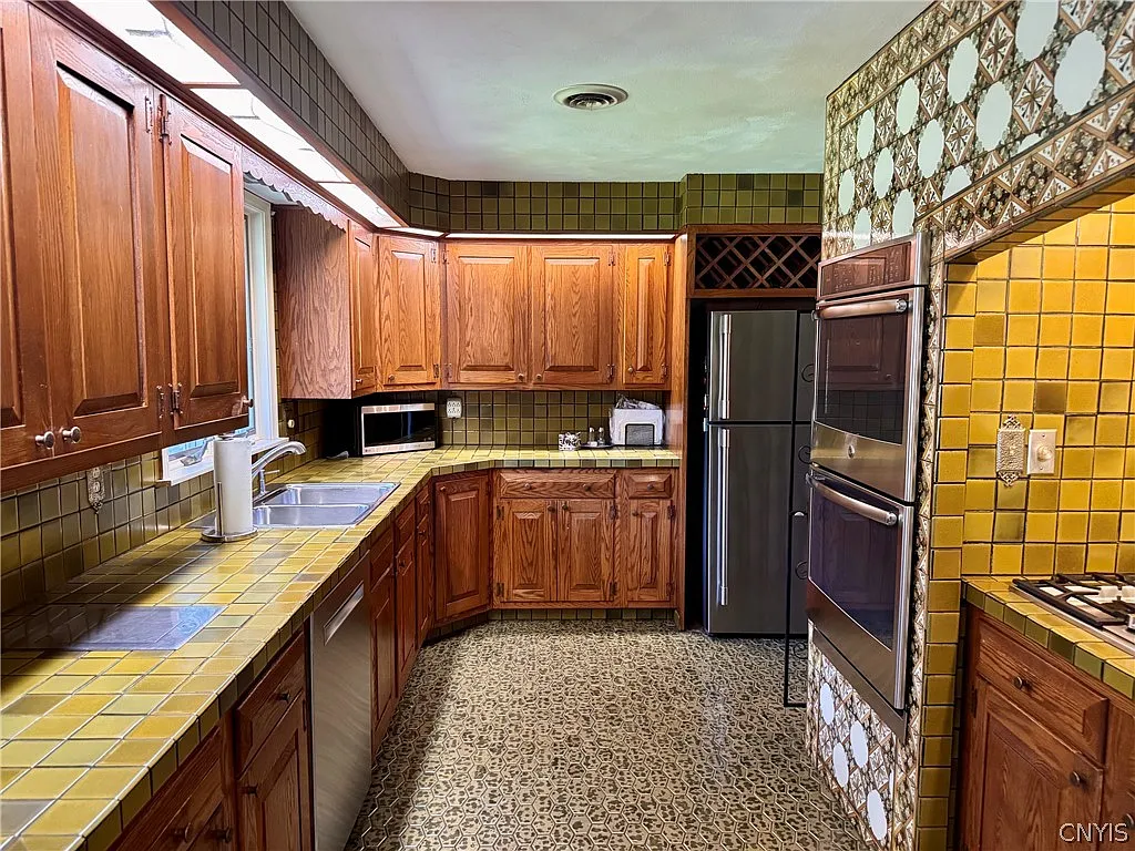 4 bed, 3.0 bath, 3470 sqft, $3,500 — Photo 4