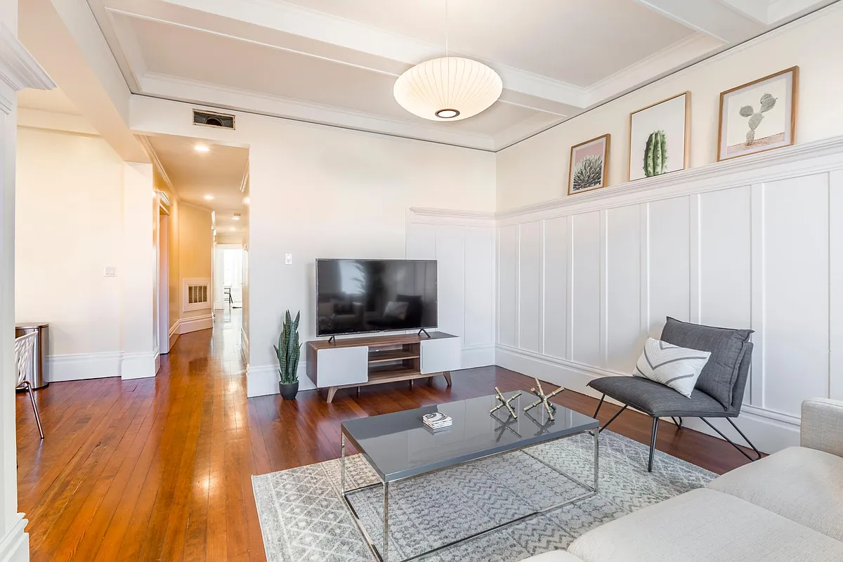 Building Photo - 259 S Van Ness Ave