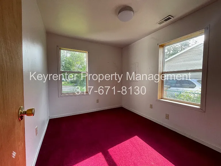 1027 E 4th St — Photo 8