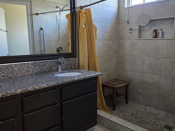 3rd image of 927 Stratford Way